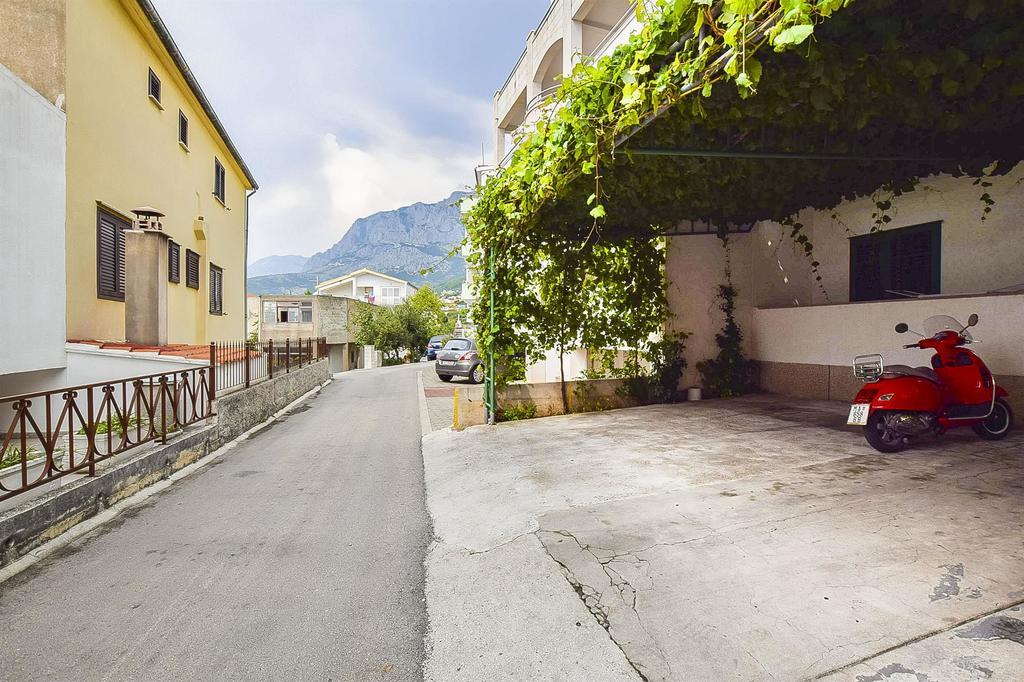 Apartments And Room Nevenka Makarska Exterior foto